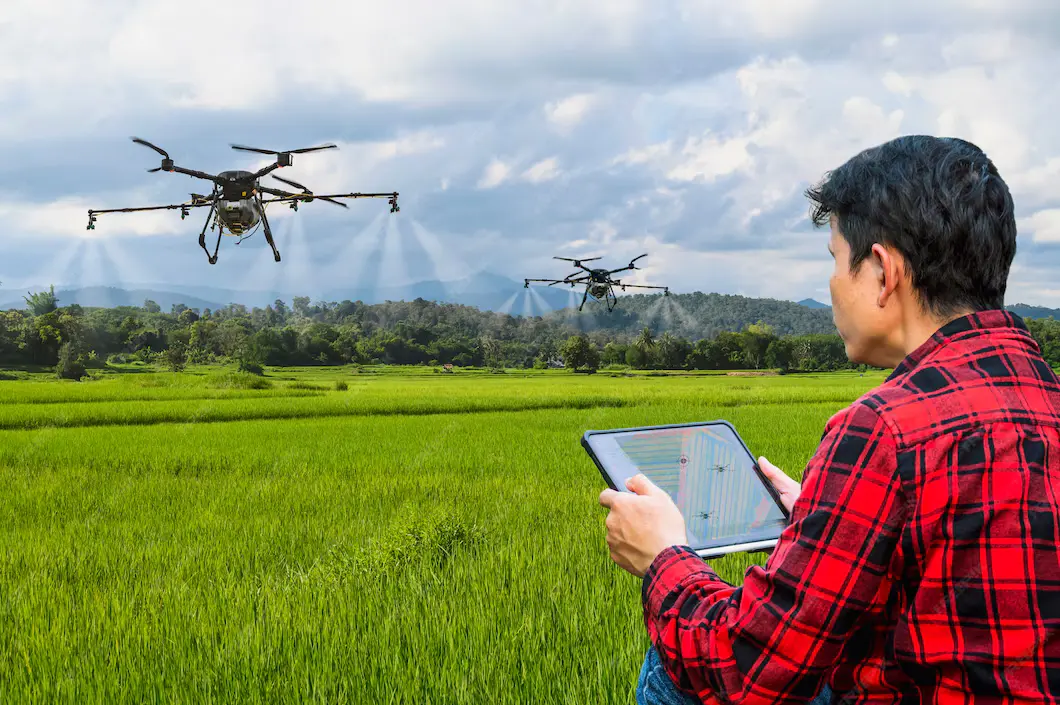 smart-farmer-using-tablet-control-agriculture-drone-farming-fly-spray-fertilizer-insecticide-rice-fieldsasian-smart-farm-concept_1962-2032